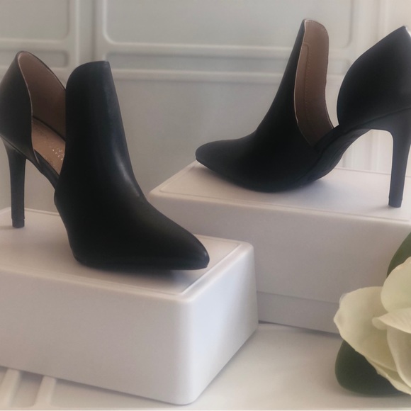 Brand New - Christian Siriano- Faux Leather Black High Heels Booties - Picture 4 of 4